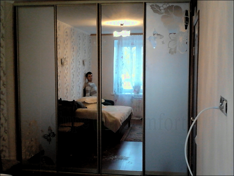 Зеркальные двери для гардеробной в спальне недорогие с рисунком фото-пример