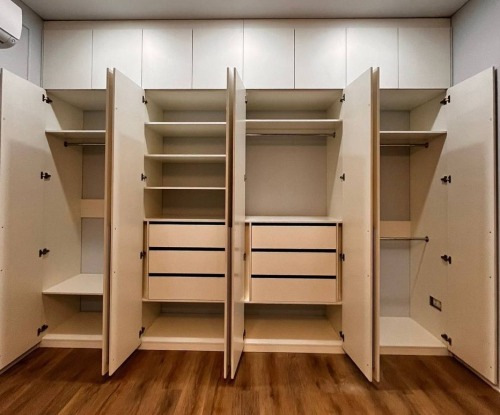 Гардеробные комнаты и двери систем купе, фото и цены гардеробных шкафов-купе.
